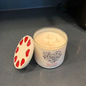 Bath&Body Works 3 wick candle champagne cupcake scented